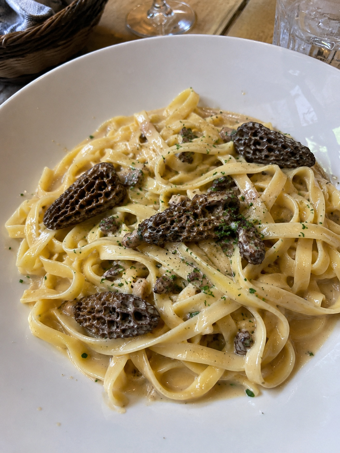 Tagliatelles aux morilles crémeuses avec morilles déshydratées, sauce à la crème et parmesan