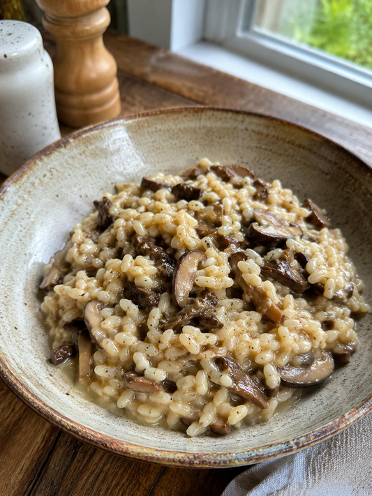 Risotto aux champignons crémeux servi dans une assiette