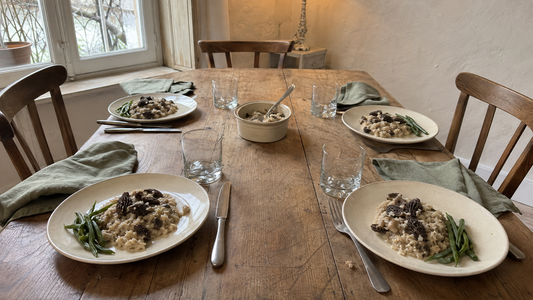 Table de fête pour quatre avec risotto aux morilles et légumes verts