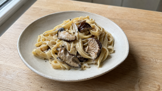 Tagliatelles à la sauce crémeuse aux shiitakés photographiées à la lumière naturelle
